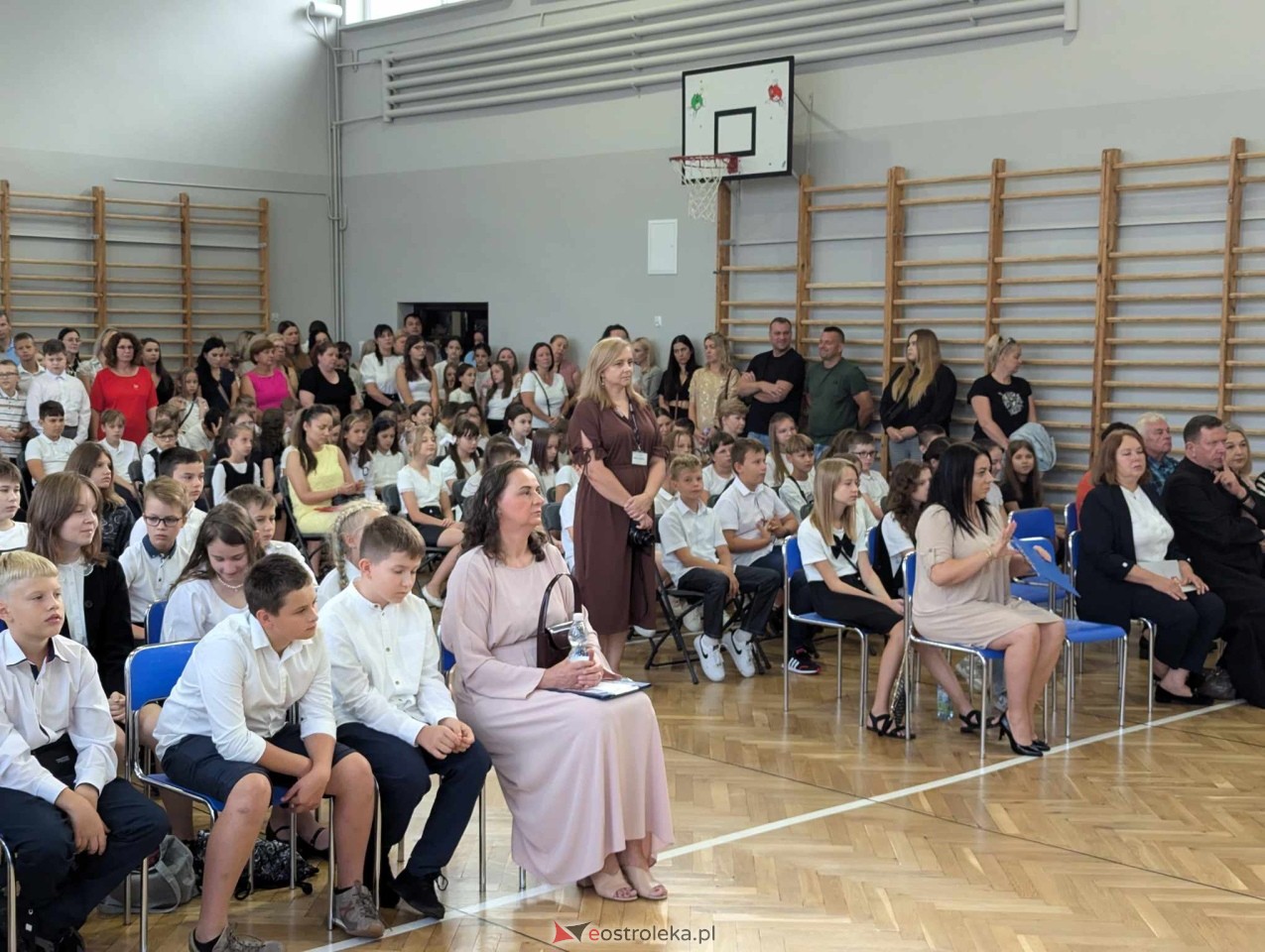 Rozpoczęcie roku szkolnego w SP 1 w Ostrołęce [02.09.2024] - zdjęcie #66 - eOstroleka.pl