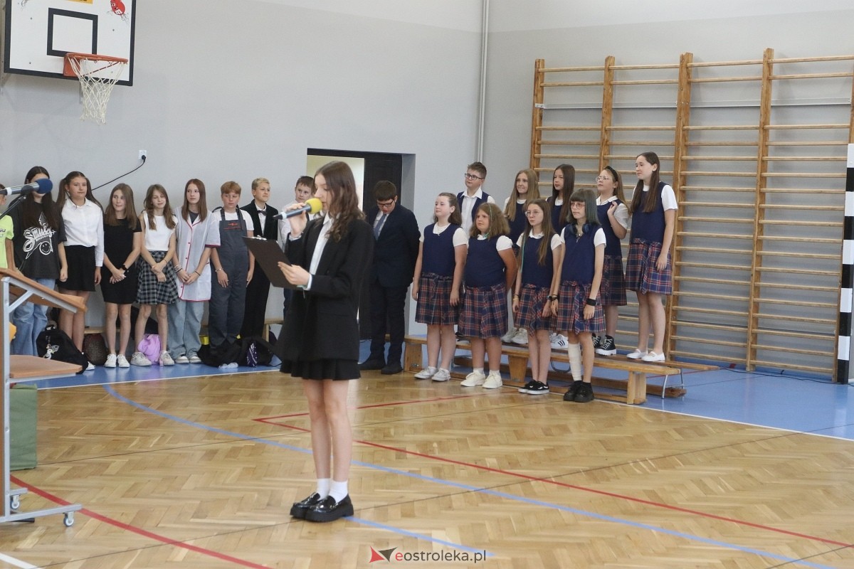 Rozpoczęcie roku szkolnego w SP 1 w Ostrołęce [02.09.2024] - zdjęcie #65 - eOstroleka.pl