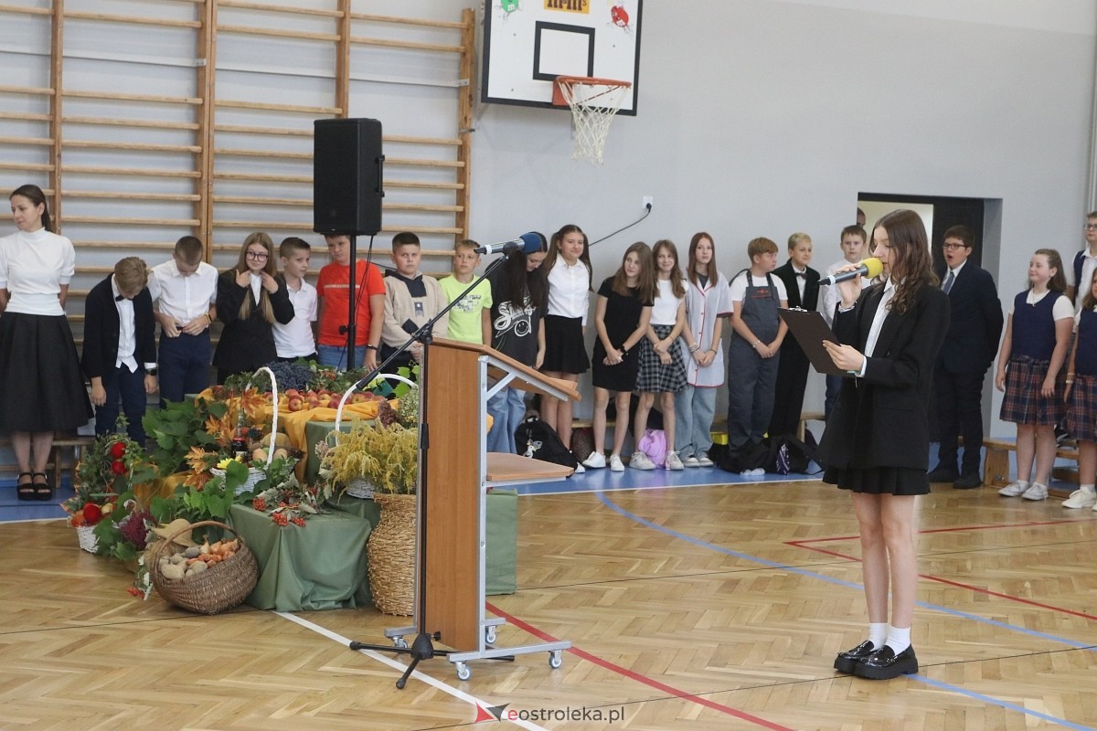 Rozpoczęcie roku szkolnego w SP 1 w Ostrołęce [02.09.2024] - zdjęcie #64 - eOstroleka.pl