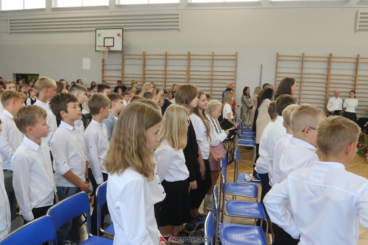 Rozpoczęcie roku szkolnego w SP 1 w Ostrołęce [02.09.2024] - zdjęcie #63 - eOstroleka.pl