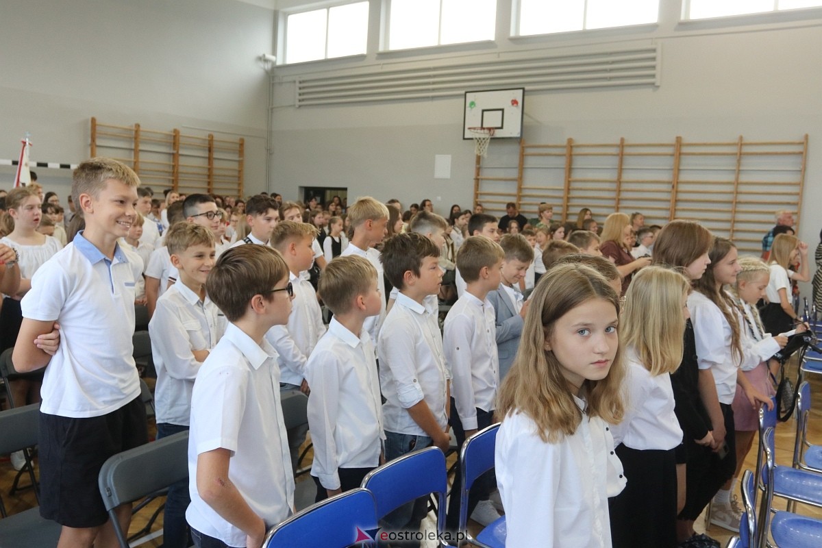 Rozpoczęcie roku szkolnego w SP 1 w Ostrołęce [02.09.2024] - zdjęcie #62 - eOstroleka.pl