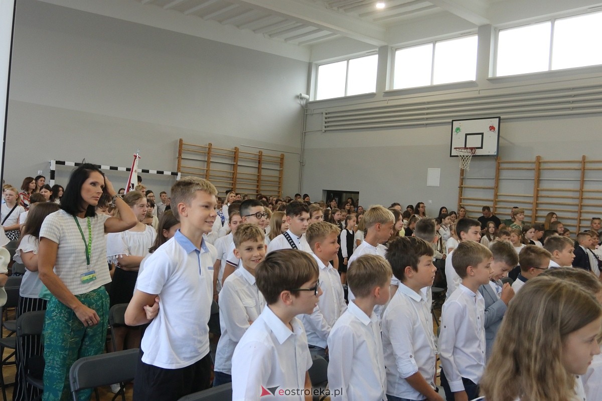 Rozpoczęcie roku szkolnego w SP 1 w Ostrołęce [02.09.2024] - zdjęcie #61 - eOstroleka.pl