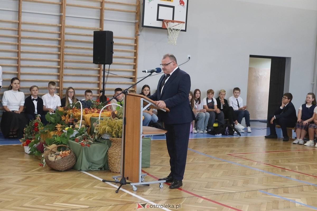 Rozpoczęcie roku szkolnego w SP 1 w Ostrołęce [02.09.2024] - zdjęcie #59 - eOstroleka.pl