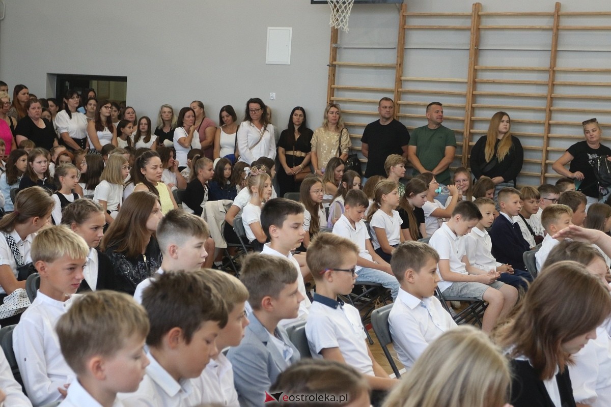 Rozpoczęcie roku szkolnego w SP 1 w Ostrołęce [02.09.2024] - zdjęcie #58 - eOstroleka.pl