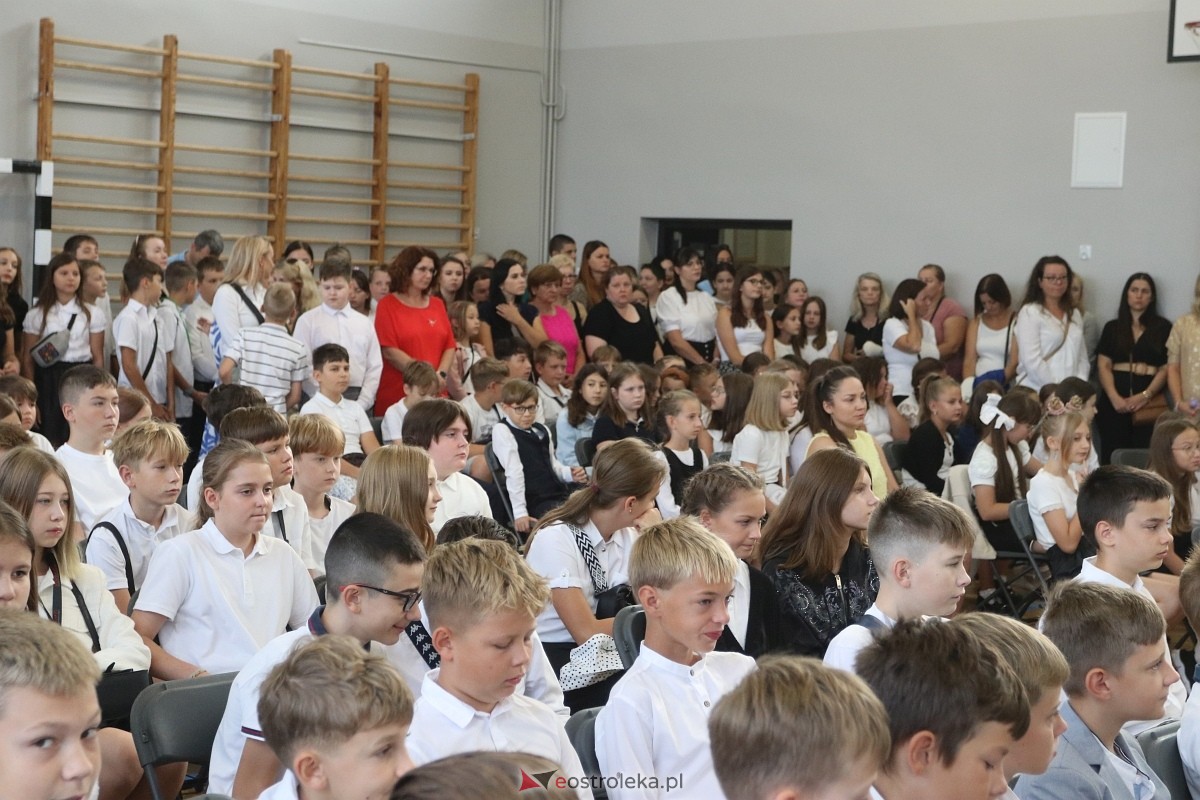 Rozpoczęcie roku szkolnego w SP 1 w Ostrołęce [02.09.2024] - zdjęcie #57 - eOstroleka.pl