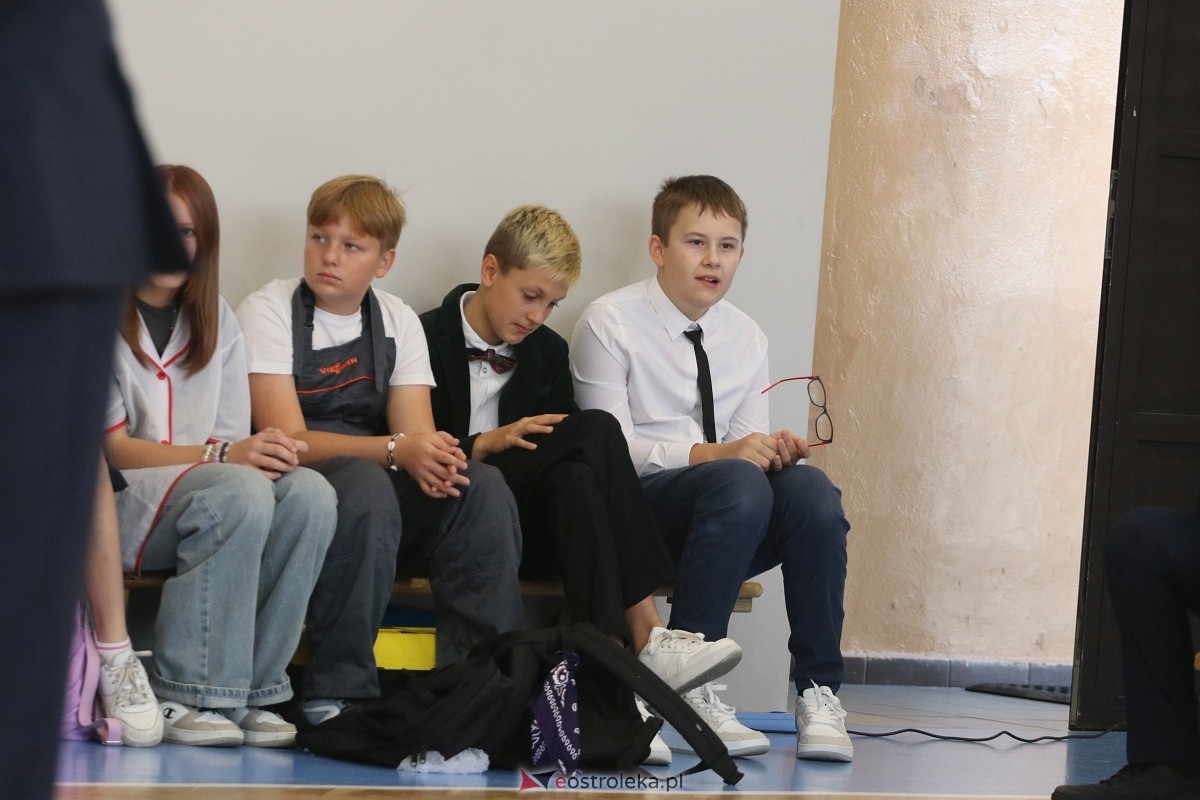 Rozpoczęcie roku szkolnego w SP 1 w Ostrołęce [02.09.2024] - zdjęcie #53 - eOstroleka.pl
