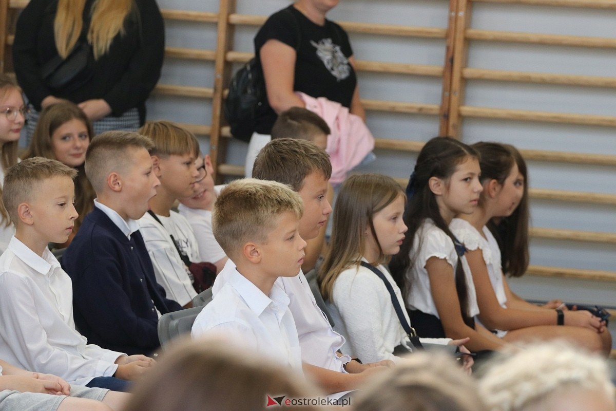 Rozpoczęcie roku szkolnego w SP 1 w Ostrołęce [02.09.2024] - zdjęcie #51 - eOstroleka.pl