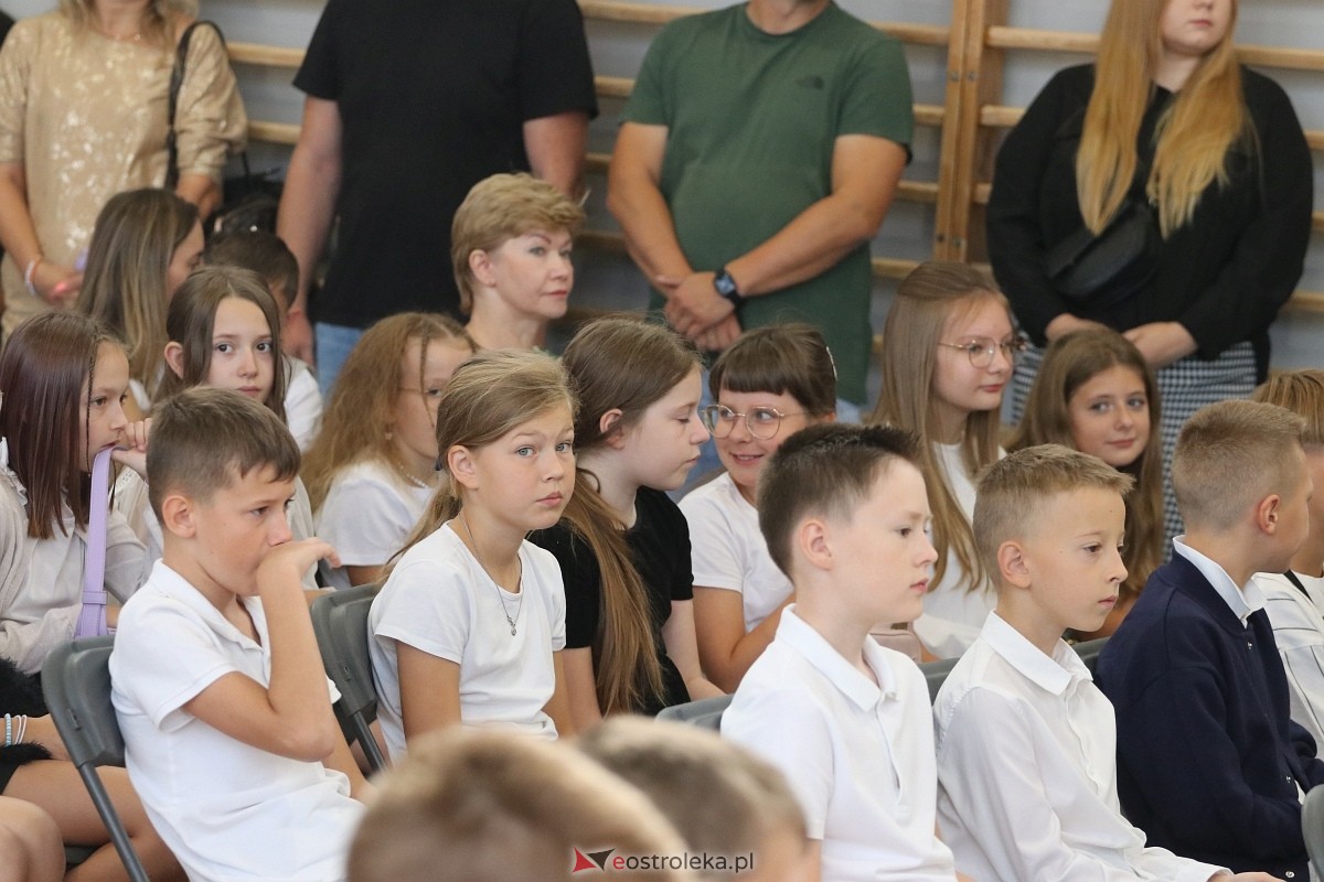Rozpoczęcie roku szkolnego w SP 1 w Ostrołęce [02.09.2024] - zdjęcie #50 - eOstroleka.pl