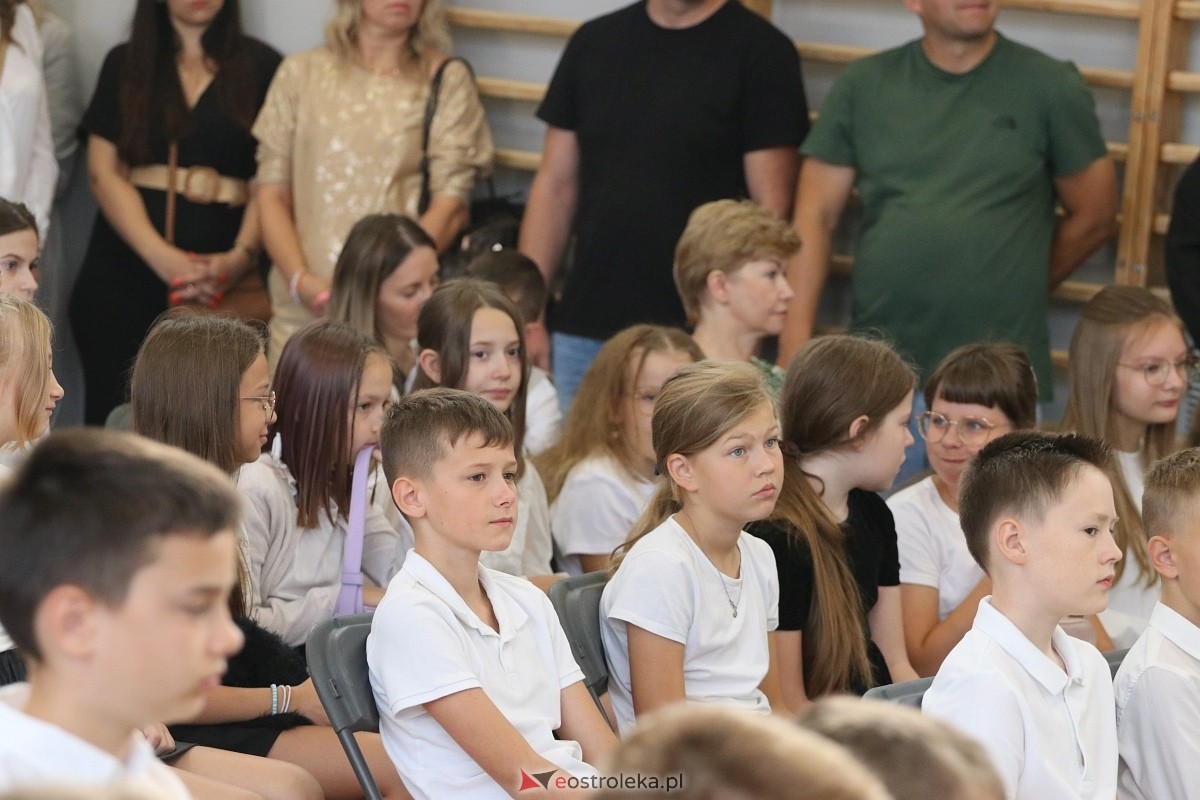 Rozpoczęcie roku szkolnego w SP 1 w Ostrołęce [02.09.2024] - zdjęcie #49 - eOstroleka.pl