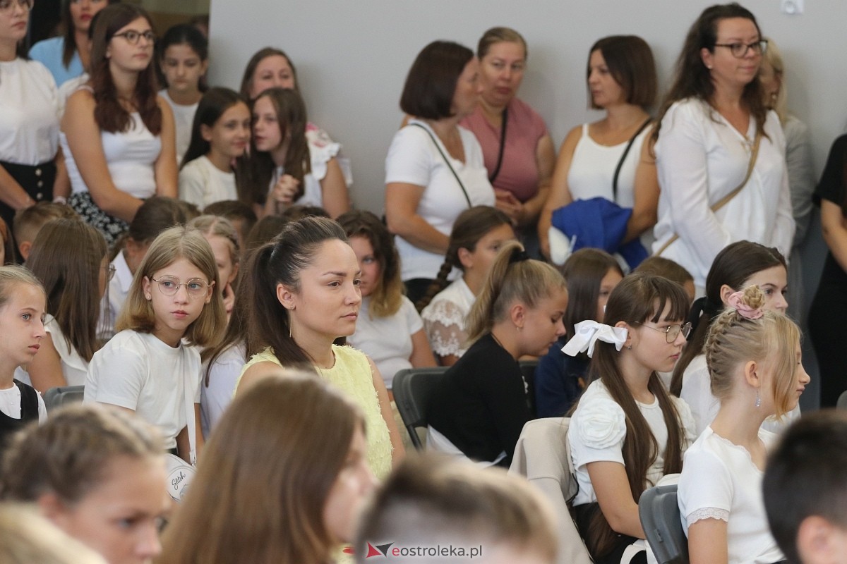 Rozpoczęcie roku szkolnego w SP 1 w Ostrołęce [02.09.2024] - zdjęcie #48 - eOstroleka.pl