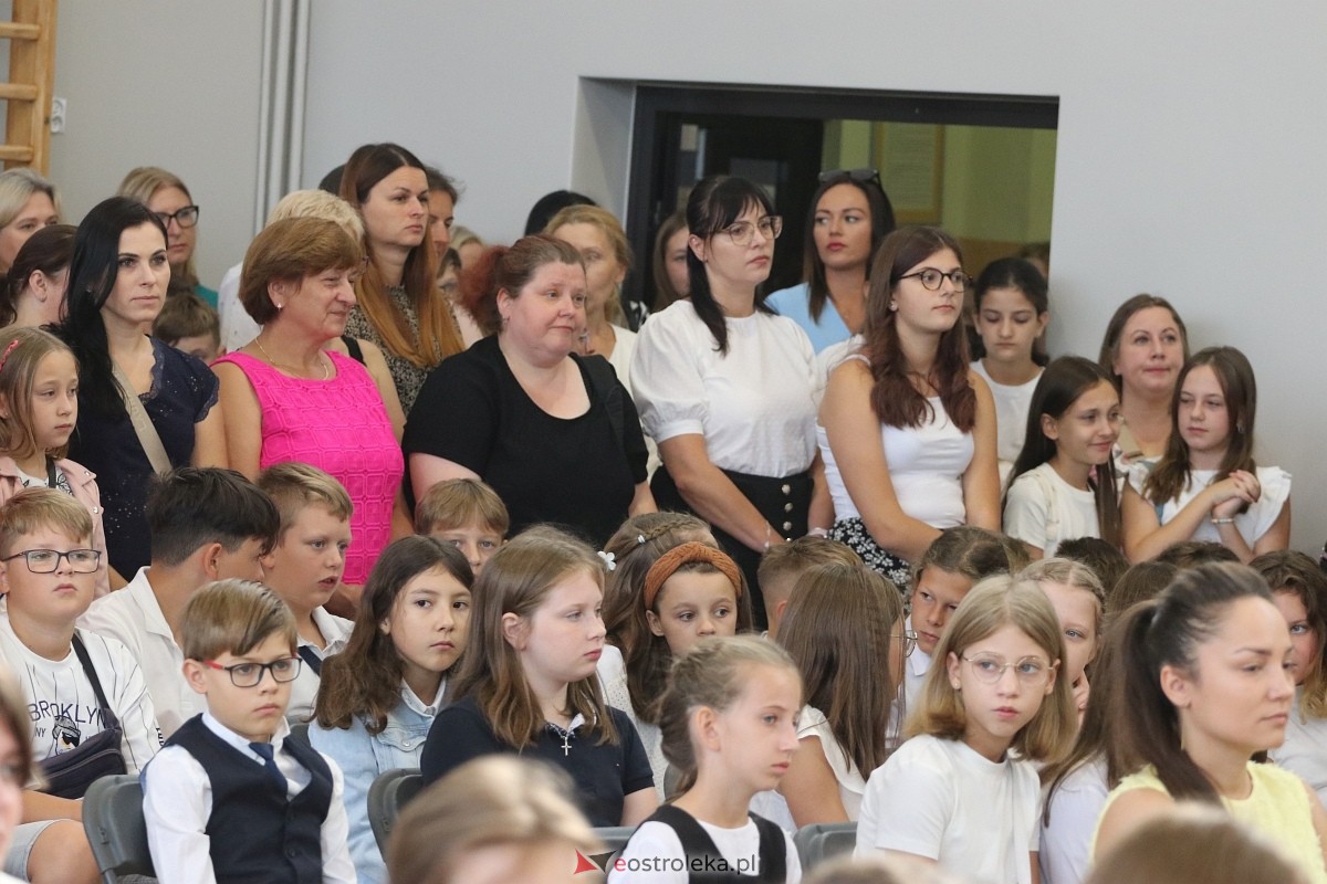 Rozpoczęcie roku szkolnego w SP 1 w Ostrołęce [02.09.2024] - zdjęcie #47 - eOstroleka.pl