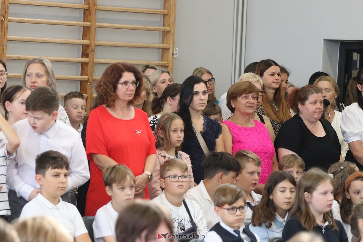 Rozpoczęcie roku szkolnego w SP 1 w Ostrołęce [02.09.2024] - zdjęcie #46 - eOstroleka.pl