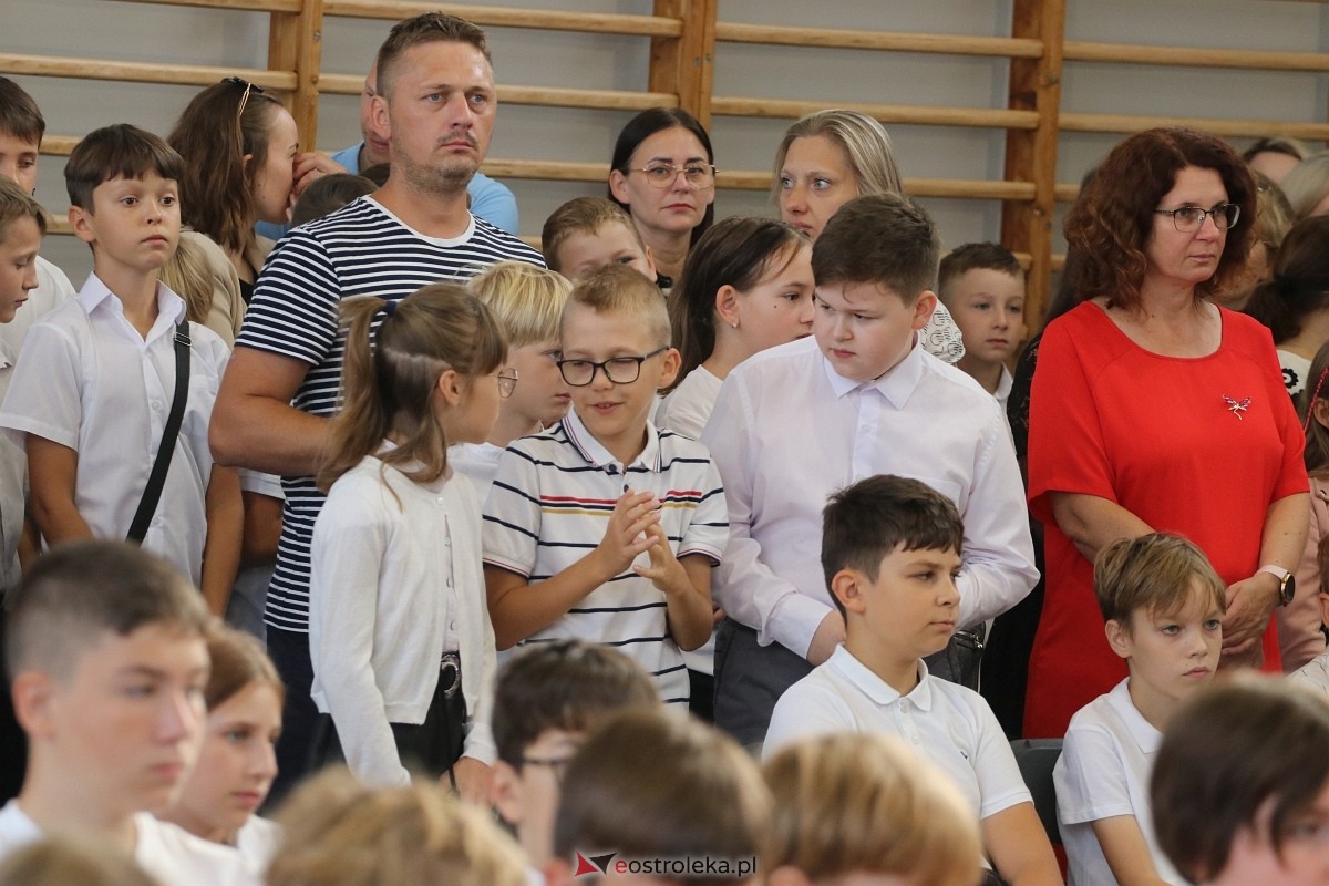 Rozpoczęcie roku szkolnego w SP 1 w Ostrołęce [02.09.2024] - zdjęcie #45 - eOstroleka.pl