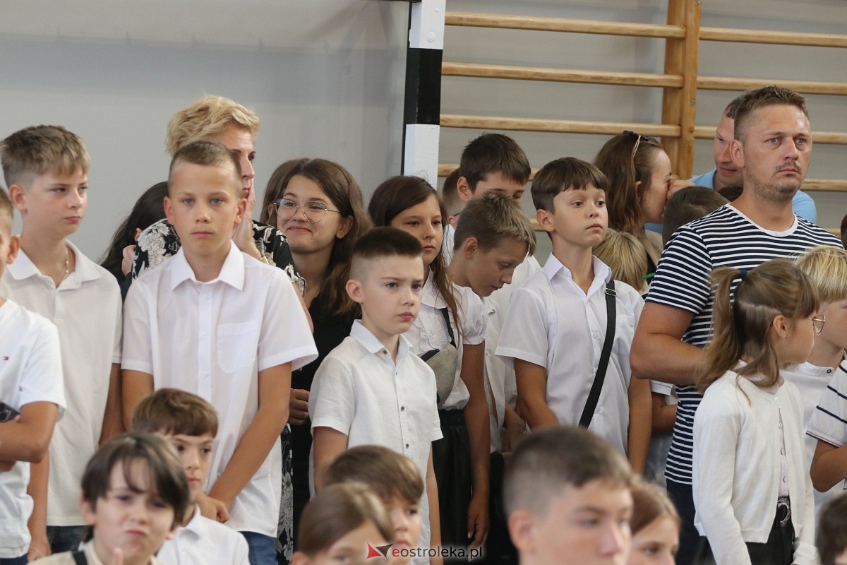 Rozpoczęcie roku szkolnego w SP 1 w Ostrołęce [02.09.2024] - zdjęcie #44 - eOstroleka.pl