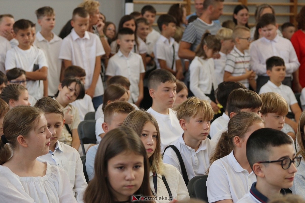 Rozpoczęcie roku szkolnego w SP 1 w Ostrołęce [02.09.2024] - zdjęcie #41 - eOstroleka.pl