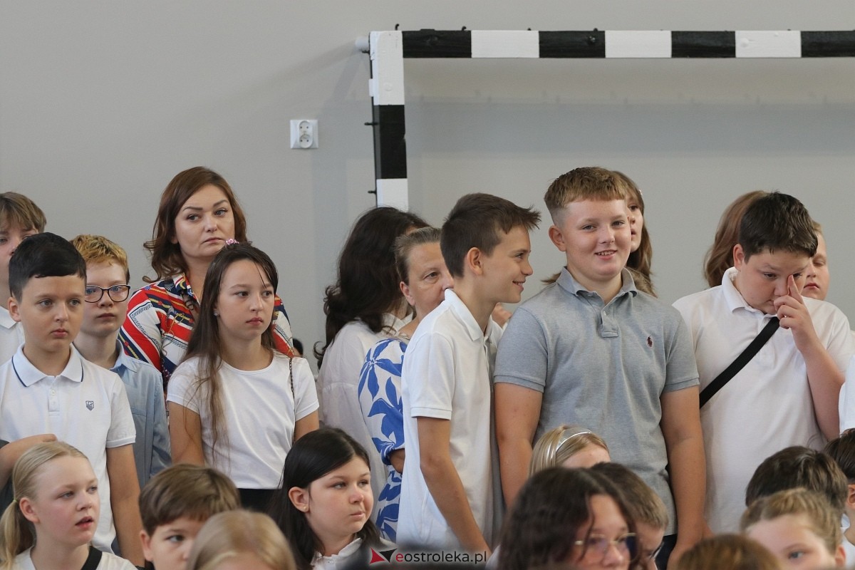 Rozpoczęcie roku szkolnego w SP 1 w Ostrołęce [02.09.2024] - zdjęcie #39 - eOstroleka.pl