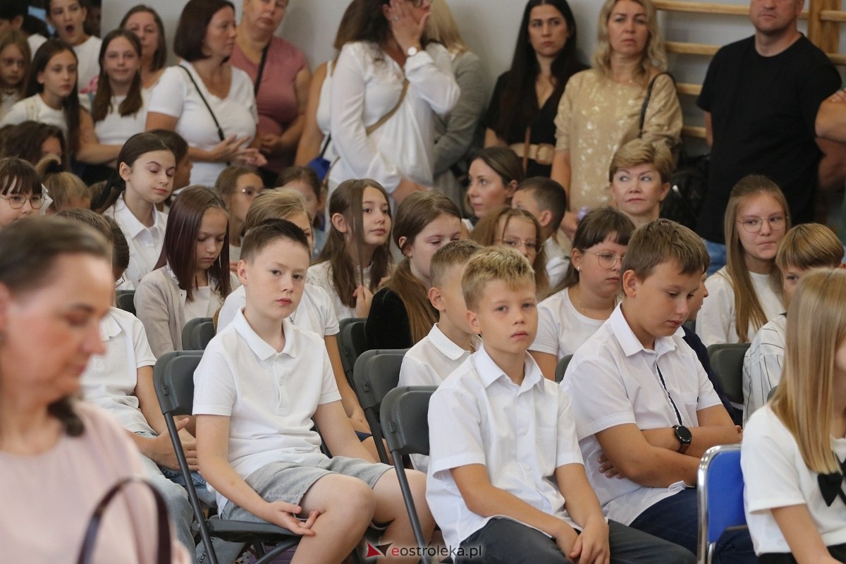 Rozpoczęcie roku szkolnego w SP 1 w Ostrołęce [02.09.2024] - zdjęcie #34 - eOstroleka.pl