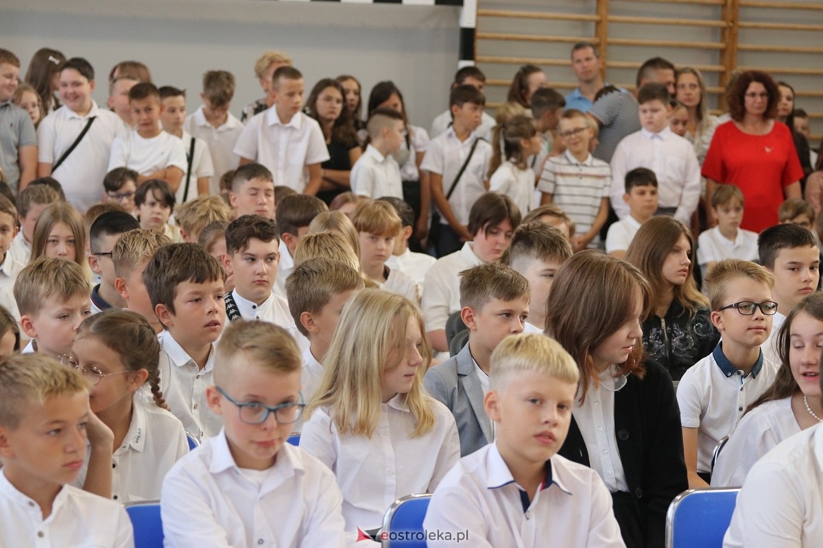 Rozpoczęcie roku szkolnego w SP 1 w Ostrołęce [02.09.2024] - zdjęcie #33 - eOstroleka.pl