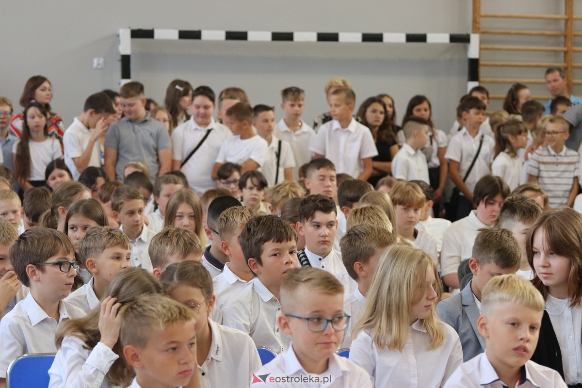 Rozpoczęcie roku szkolnego w SP 1 w Ostrołęce [02.09.2024] - zdjęcie #32 - eOstroleka.pl