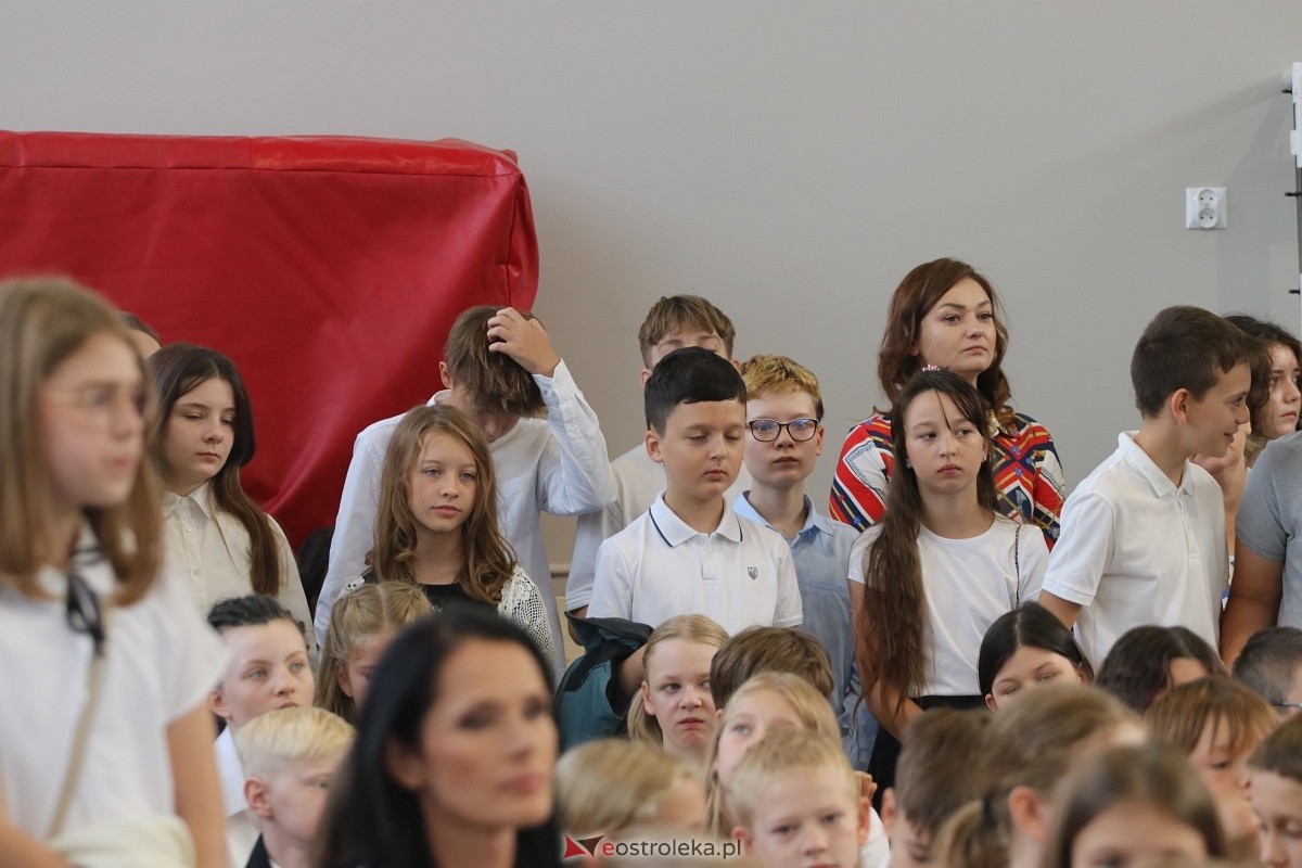 Rozpoczęcie roku szkolnego w SP 1 w Ostrołęce [02.09.2024] - zdjęcie #31 - eOstroleka.pl