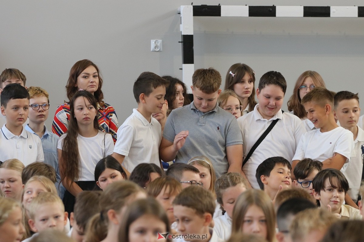 Rozpoczęcie roku szkolnego w SP 1 w Ostrołęce [02.09.2024] - zdjęcie #30 - eOstroleka.pl