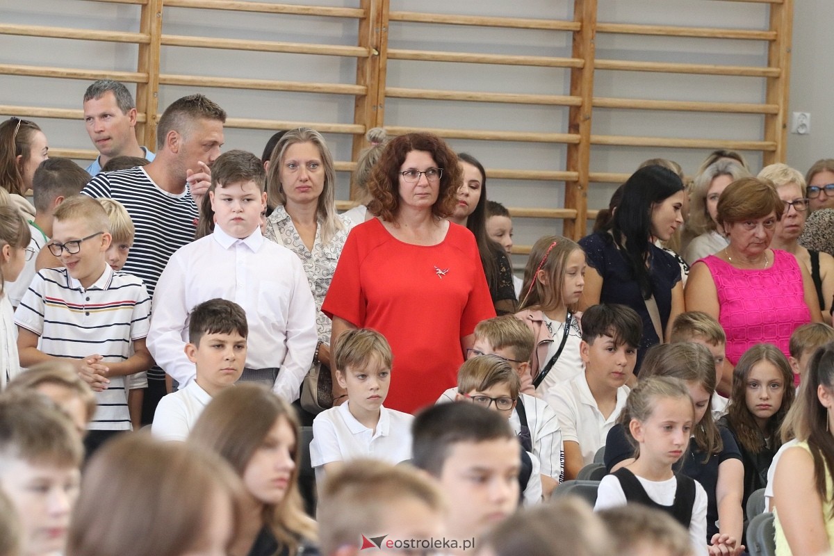 Rozpoczęcie roku szkolnego w SP 1 w Ostrołęce [02.09.2024] - zdjęcie #29 - eOstroleka.pl