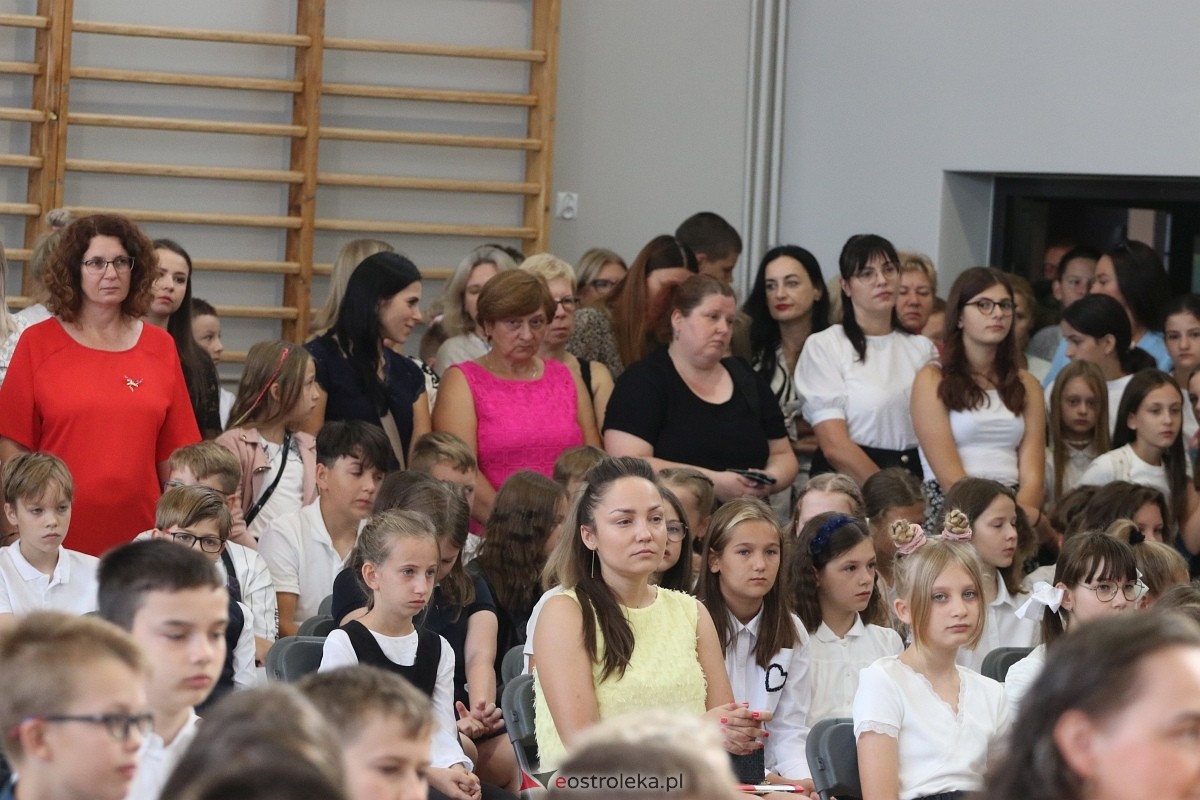 Rozpoczęcie roku szkolnego w SP 1 w Ostrołęce [02.09.2024] - zdjęcie #28 - eOstroleka.pl