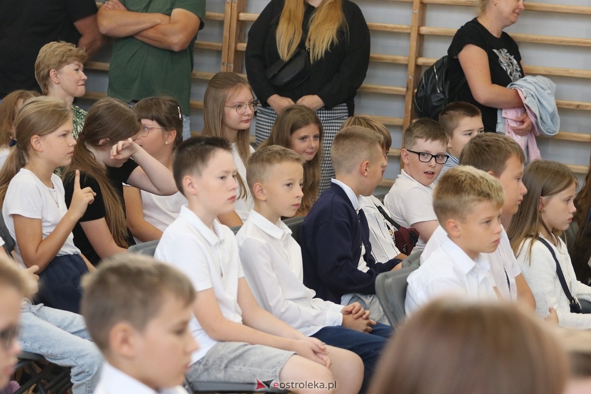 Rozpoczęcie roku szkolnego w SP 1 w Ostrołęce [02.09.2024] - zdjęcie #25 - eOstroleka.pl