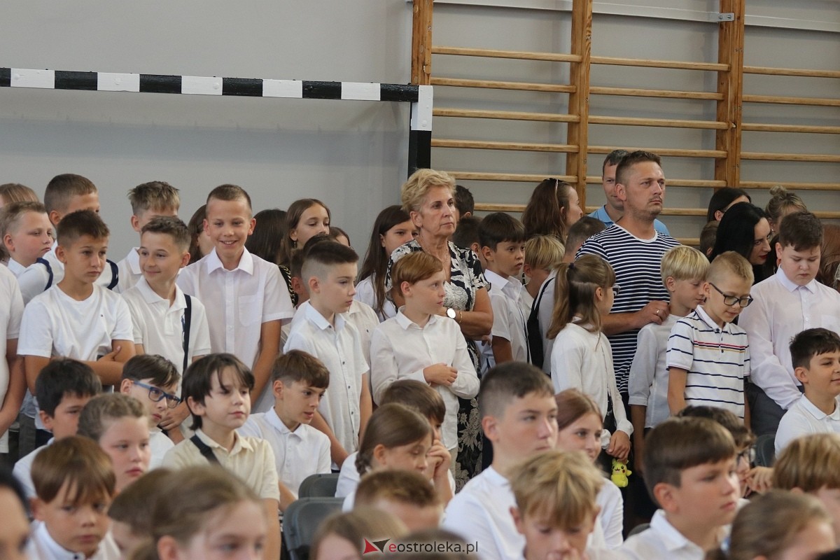 Rozpoczęcie roku szkolnego w SP 1 w Ostrołęce [02.09.2024] - zdjęcie #24 - eOstroleka.pl