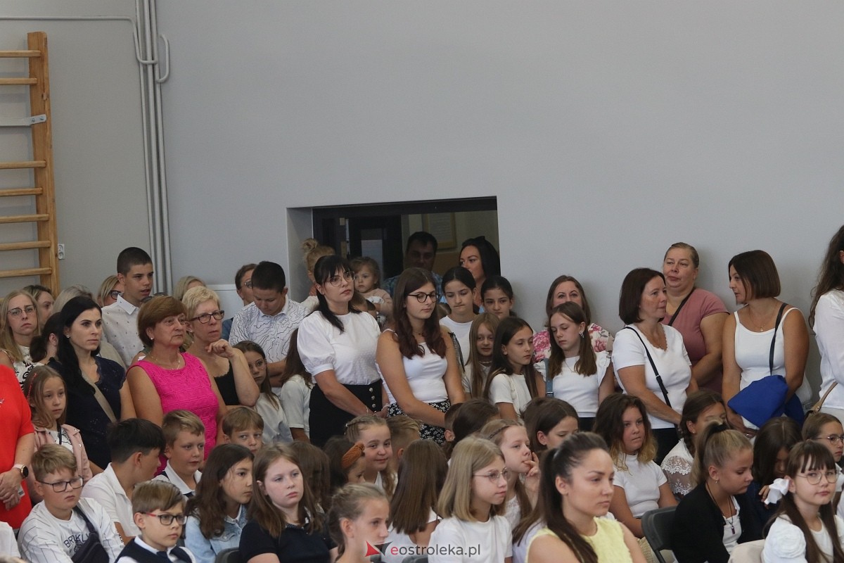 Rozpoczęcie roku szkolnego w SP 1 w Ostrołęce [02.09.2024] - zdjęcie #21 - eOstroleka.pl