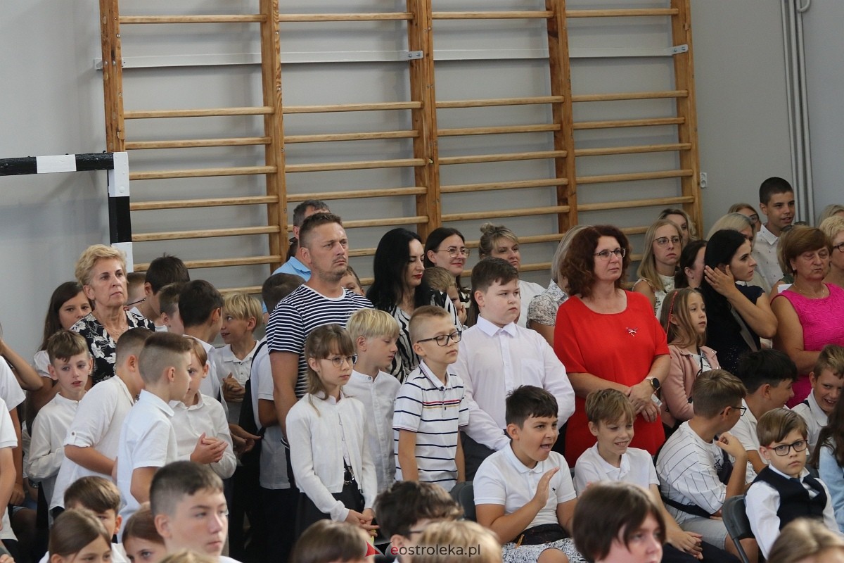 Rozpoczęcie roku szkolnego w SP 1 w Ostrołęce [02.09.2024] - zdjęcie #20 - eOstroleka.pl