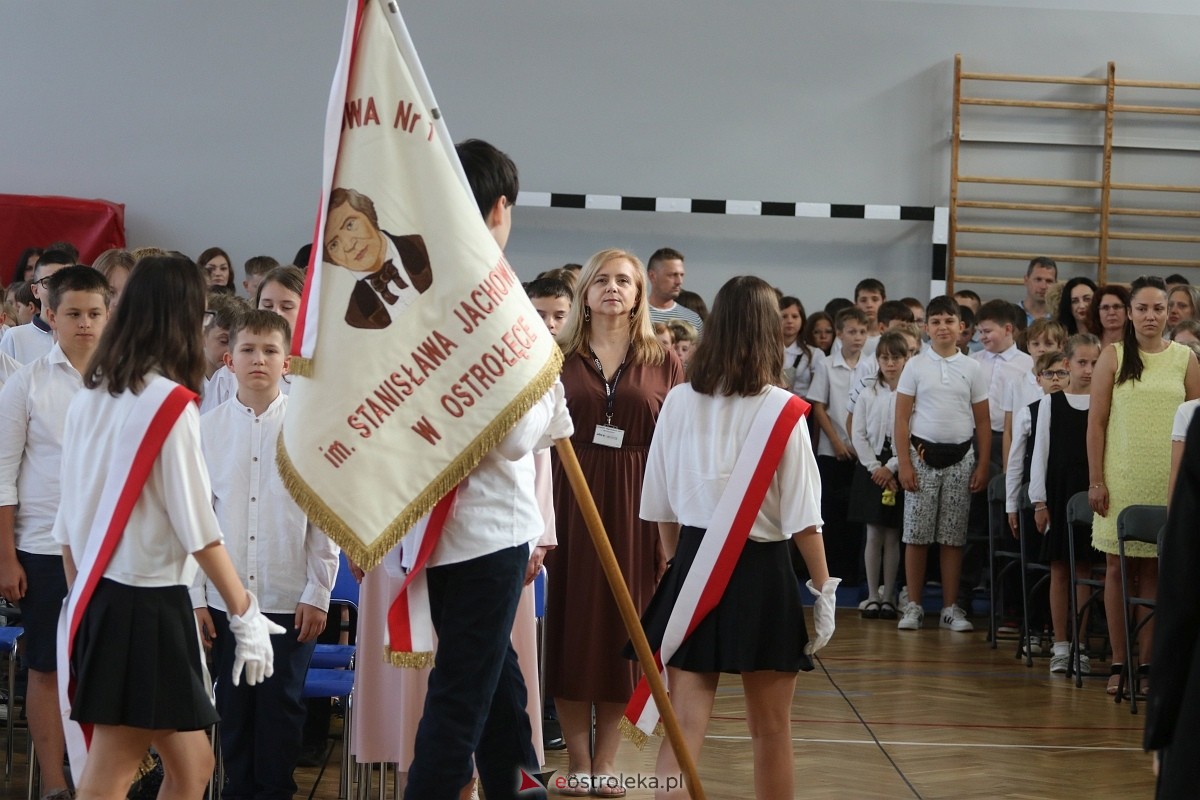 Rozpoczęcie roku szkolnego w SP 1 w Ostrołęce [02.09.2024] - zdjęcie #19 - eOstroleka.pl