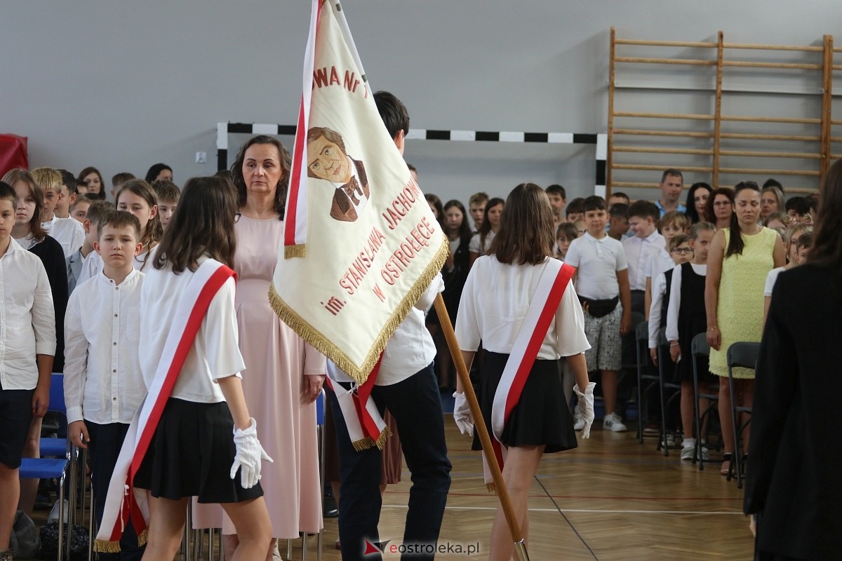 Rozpoczęcie roku szkolnego w SP 1 w Ostrołęce [02.09.2024] - zdjęcie #18 - eOstroleka.pl