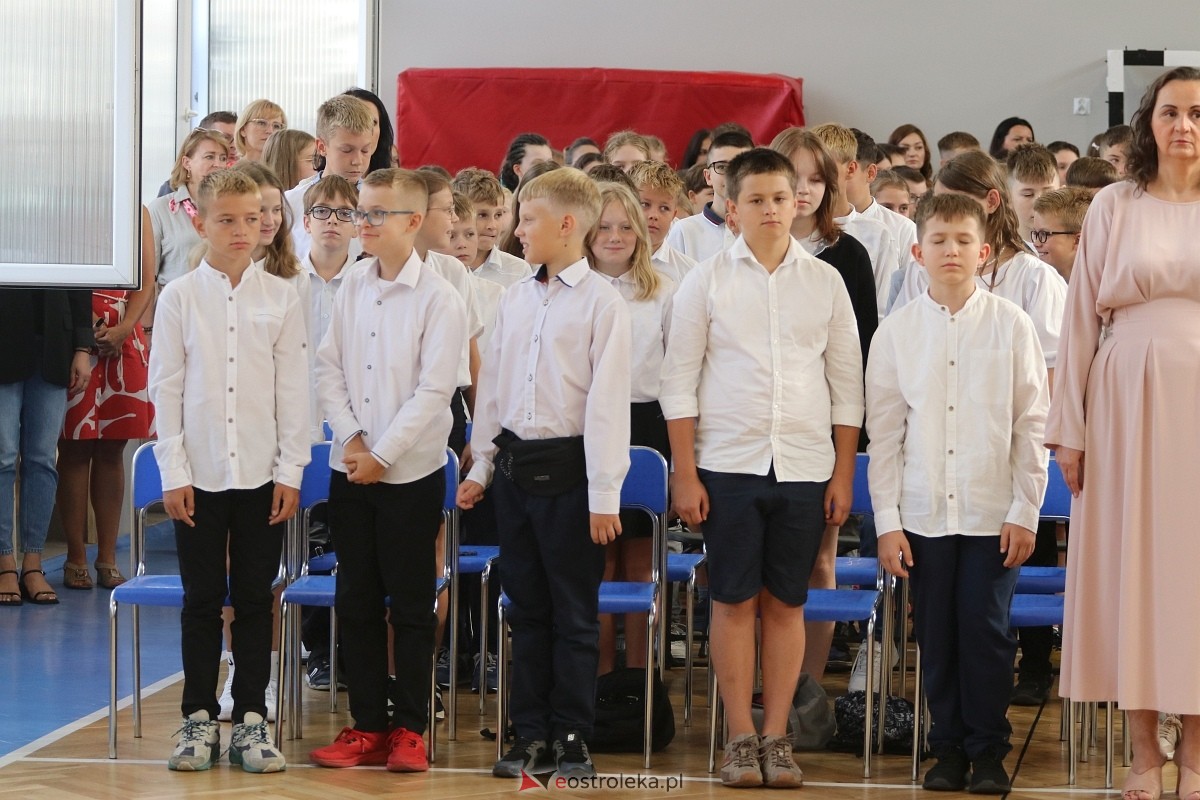 Rozpoczęcie roku szkolnego w SP 1 w Ostrołęce [02.09.2024] - zdjęcie #16 - eOstroleka.pl