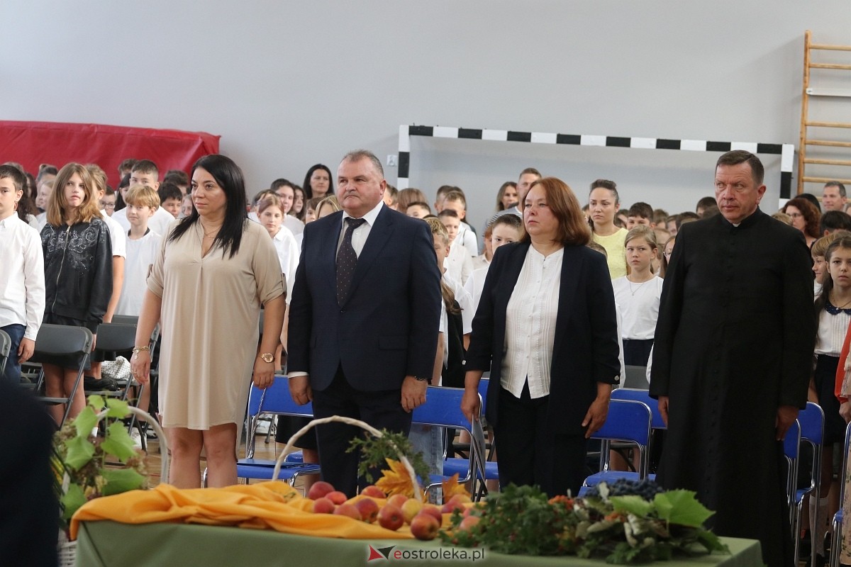 Rozpoczęcie roku szkolnego w SP 1 w Ostrołęce [02.09.2024] - zdjęcie #15 - eOstroleka.pl