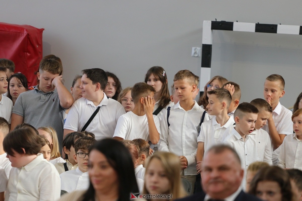 Rozpoczęcie roku szkolnego w SP 1 w Ostrołęce [02.09.2024] - zdjęcie #14 - eOstroleka.pl