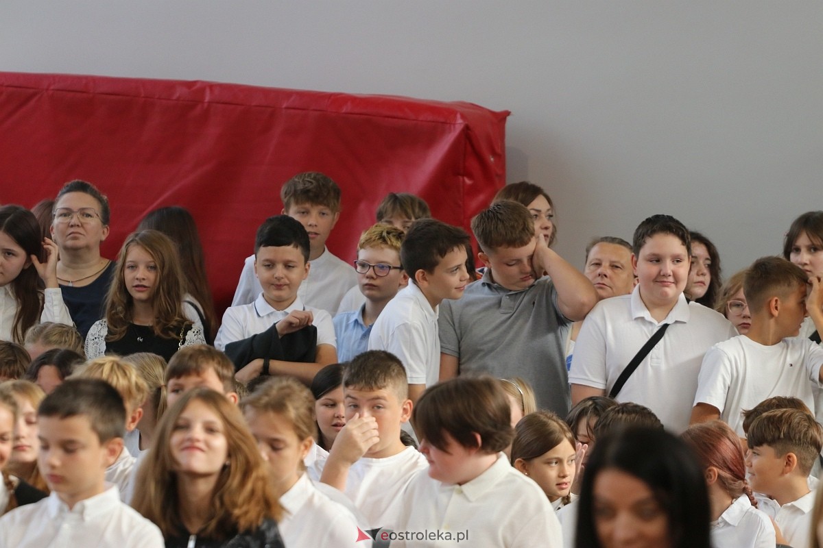 Rozpoczęcie roku szkolnego w SP 1 w Ostrołęce [02.09.2024] - zdjęcie #13 - eOstroleka.pl