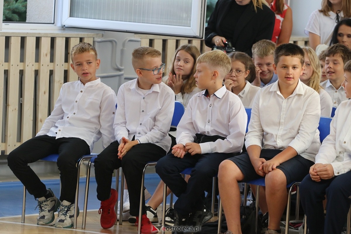 Rozpoczęcie roku szkolnego w SP 1 w Ostrołęce [02.09.2024] - zdjęcie #12 - eOstroleka.pl