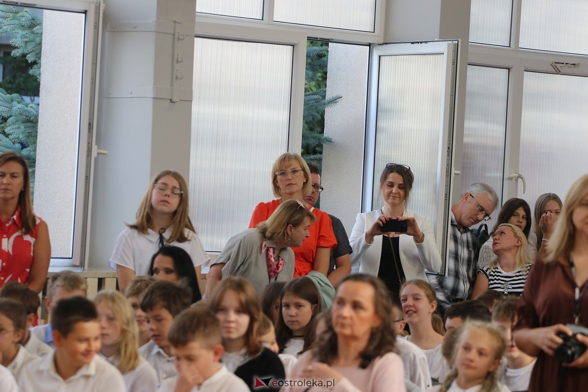 Rozpoczęcie roku szkolnego w SP 1 w Ostrołęce [02.09.2024] - zdjęcie #11 - eOstroleka.pl