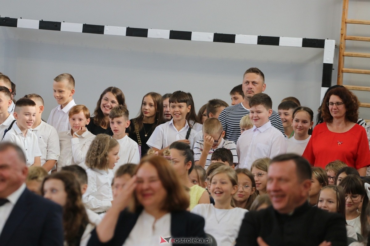 Rozpoczęcie roku szkolnego w SP 1 w Ostrołęce [02.09.2024] - zdjęcie #10 - eOstroleka.pl