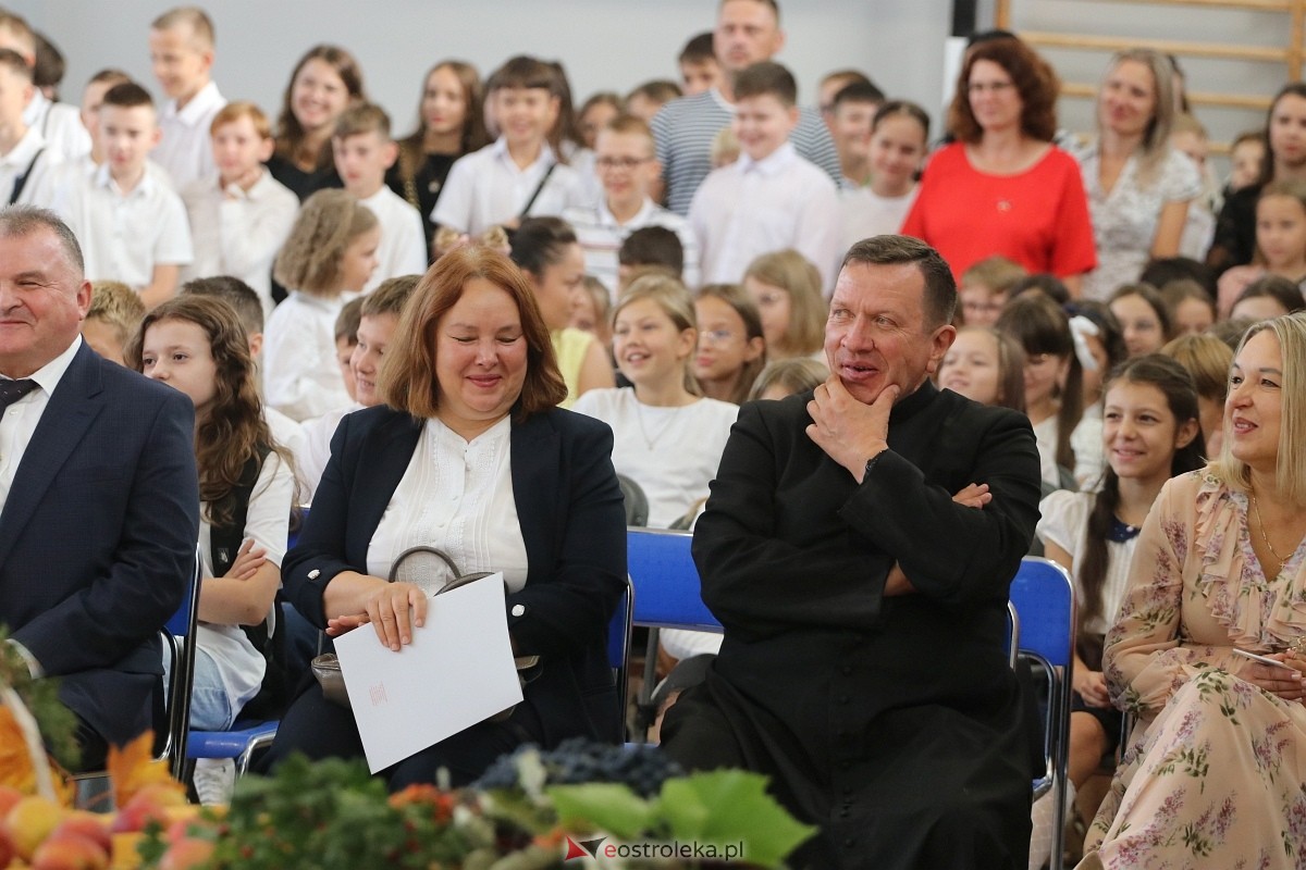 Rozpoczęcie roku szkolnego w SP 1 w Ostrołęce [02.09.2024] - zdjęcie #9 - eOstroleka.pl