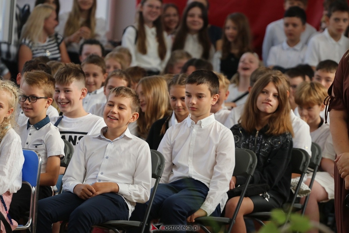 Rozpoczęcie roku szkolnego w SP 1 w Ostrołęce [02.09.2024] - zdjęcie #7 - eOstroleka.pl