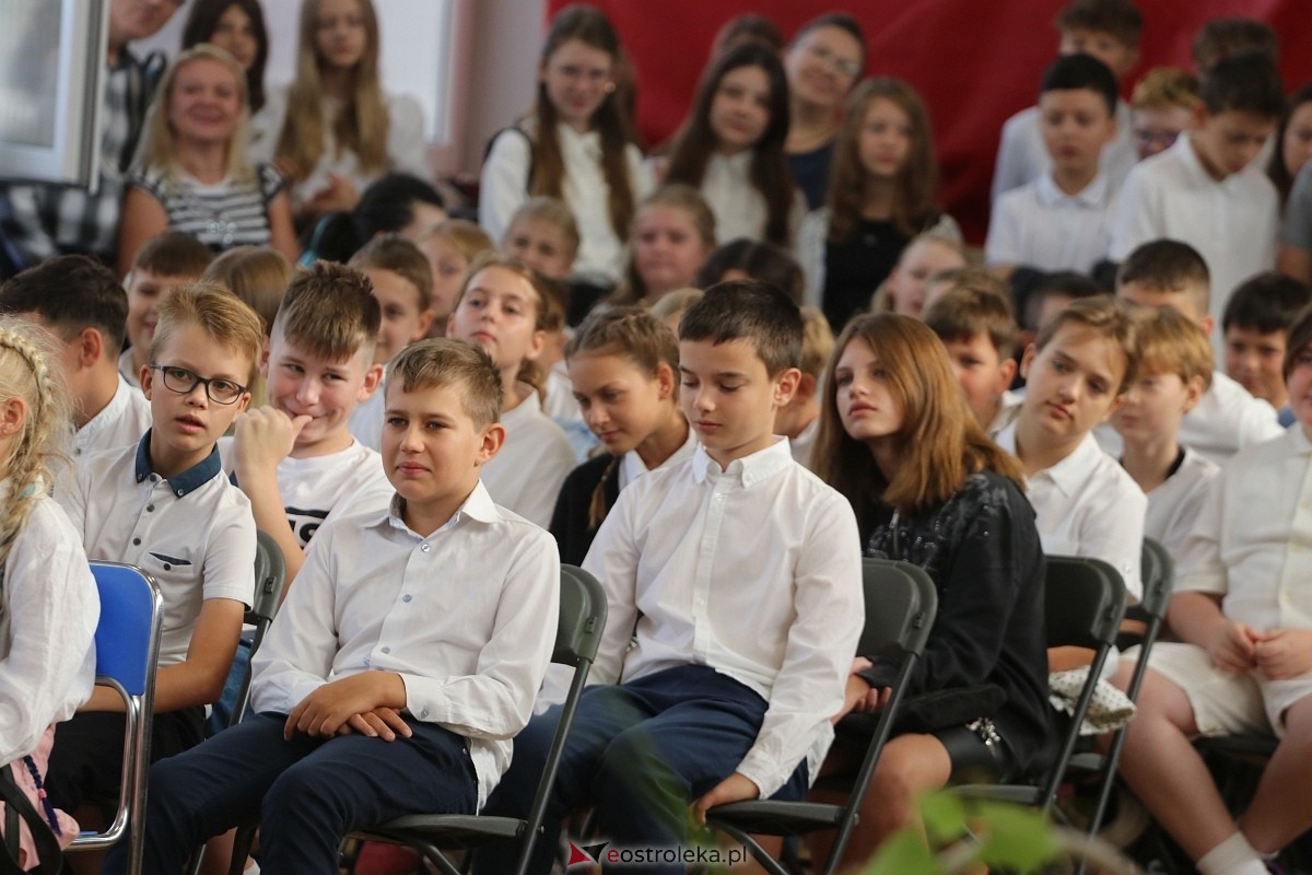 Rozpoczęcie roku szkolnego w SP 1 w Ostrołęce [02.09.2024] - zdjęcie #5 - eOstroleka.pl