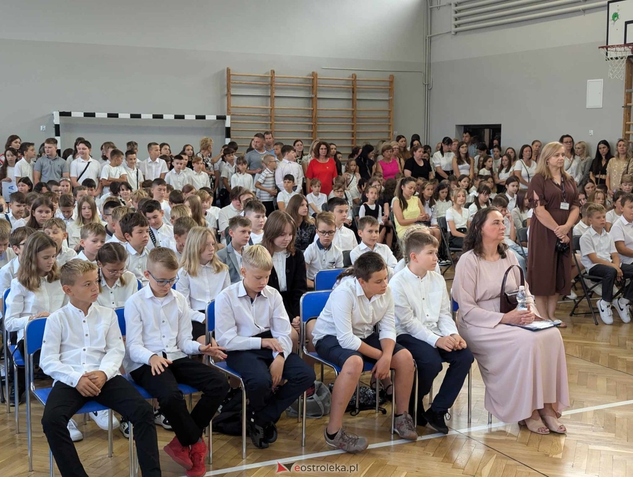 Rozpoczęcie roku szkolnego w SP 1 w Ostrołęce [02.09.2024] - zdjęcie #3 - eOstroleka.pl