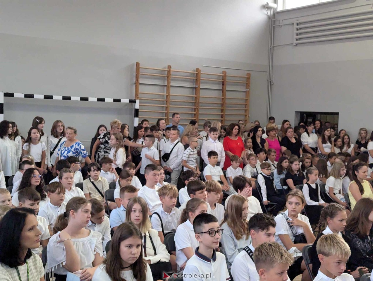 Rozpoczęcie roku szkolnego w SP 1 w Ostrołęce [02.09.2024] - zdjęcie #2 - eOstroleka.pl