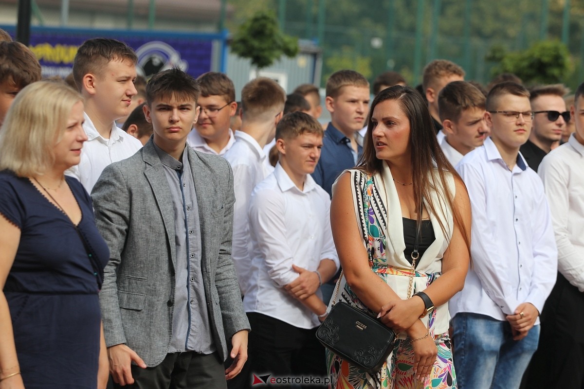 Rozpoczęcie roku szkolnego w ZSZ 1 w Ostrołęce [02.09.2024] - zdjęcie #77 - eOstroleka.pl