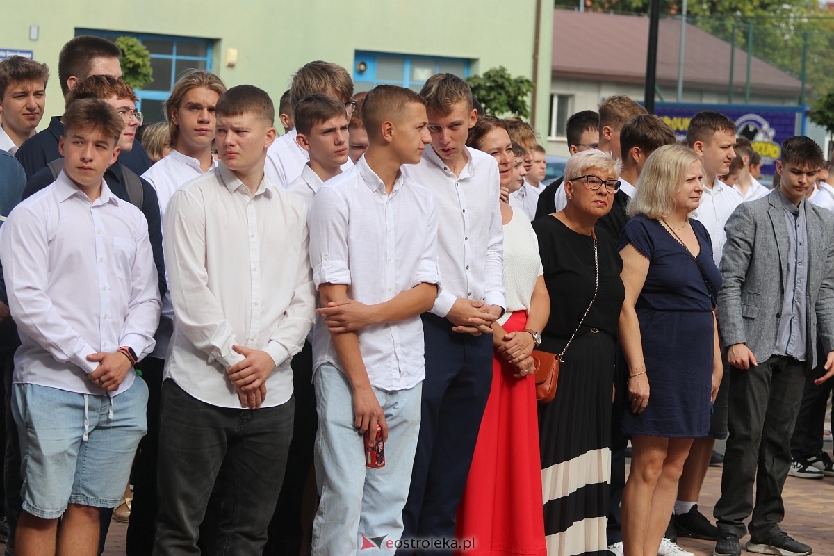Rozpoczęcie roku szkolnego w ZSZ 1 w Ostrołęce [02.09.2024] - zdjęcie #76 - eOstroleka.pl