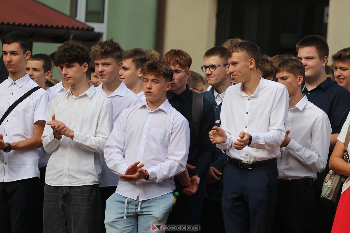 Rozpoczęcie roku szkolnego w ZSZ 1 w Ostrołęce [02.09.2024] - zdjęcie #62 - eOstroleka.pl