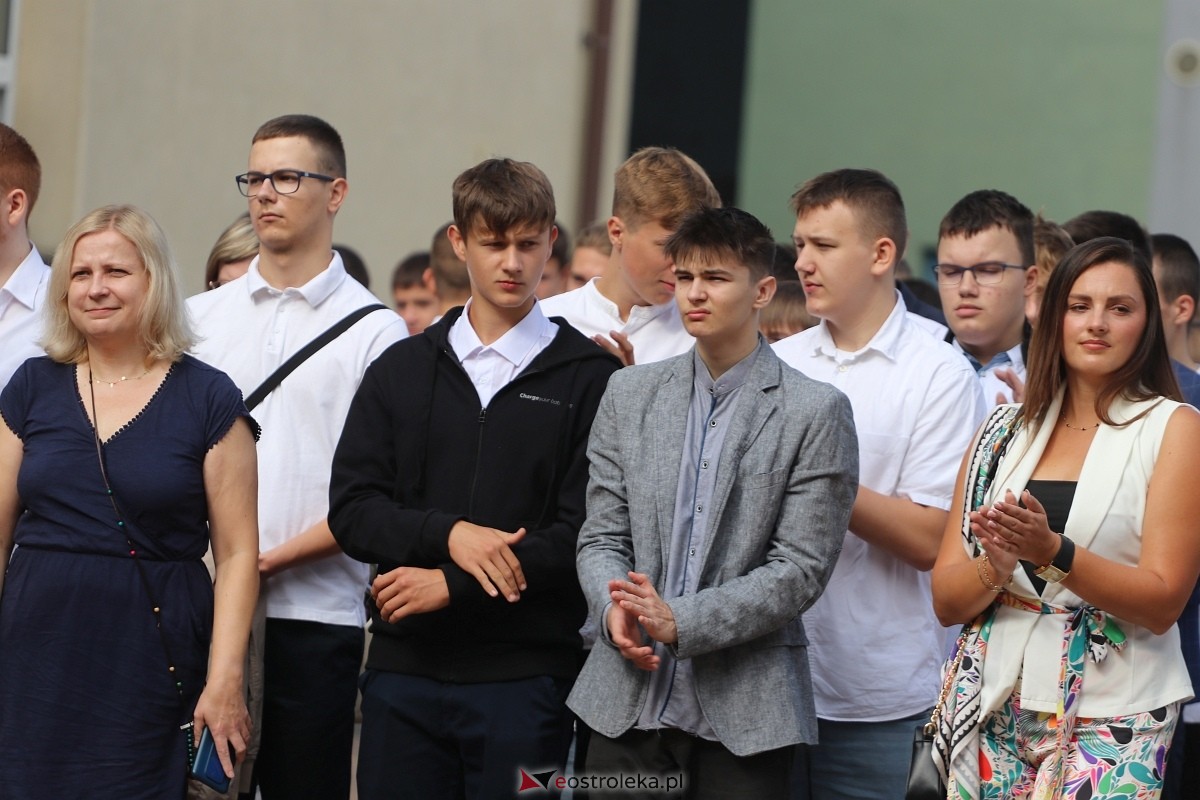 Rozpoczęcie roku szkolnego w ZSZ 1 w Ostrołęce [02.09.2024] - zdjęcie #61 - eOstroleka.pl