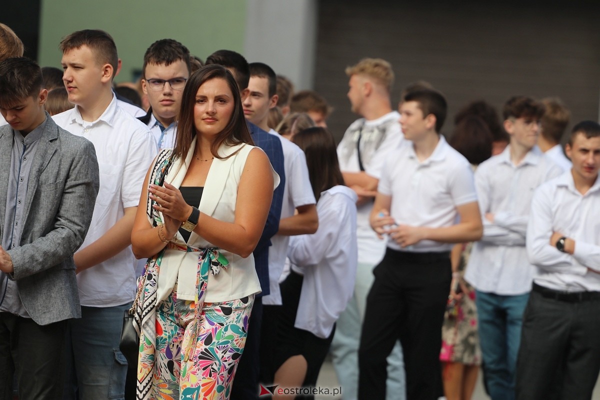 Rozpoczęcie roku szkolnego w ZSZ 1 w Ostrołęce [02.09.2024] - zdjęcie #60 - eOstroleka.pl